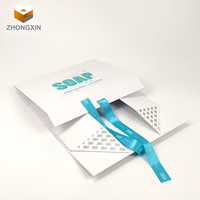Boîte-cadeau d'emballage pliable magnétique en carton avec étiquette personnalisée et matériau écologique avec ruban pour vêtements, chaussures, emballage de cosmétiques