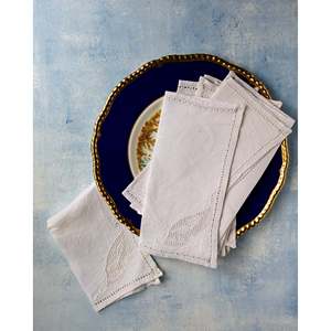 Ensemble de huit serviettes de table en lin et broderie filet Mirellas, élégantes pour le thé, l'apéritif, les dîners, les fêtes et les événements - Product Image 1