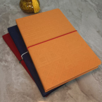 Carnet personnalisé en tissu de lin avec reliure cousue, fermeture élastique multicolore, ensemble cadeau avec stylo