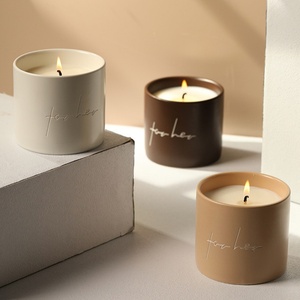 Bougie d'aromathérapie en céramique avec inscription en relief, étiquette privée OEM, pot en glaçure mate pour la décoration parfumée des chambres d'hôtel - Product Image 2
