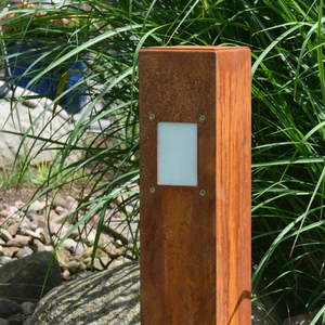 Borne lumineuse LED autoportante moderne en métal Corten rouillé, de style Art Déco, en forme de colonne, étanche, pour aménagement paysager et pelouse, finition naturelle - Product Image 3