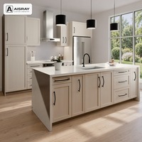 Armoire de cuisine sur mesure, portes en chêne blanc, design modulaire, aménagement en îlot et rangement coulissant, structure en MDF
