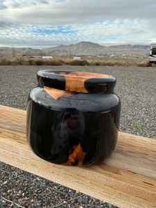 Parfait pour les amateurs de plantes et les passionnés de décoration intérieure, les pots en résine et en bois pour plantes en résine artisanale offrent un style unique et élégant. - Product Image 3