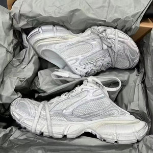 Chaussures de sport respirantes de marque luxueuse pour l'été, conçues par un créateur de mode, avec des semelles épaisses et un ajustement confortable. - Product Image 1