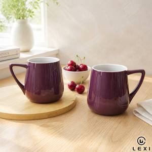 Paire de tasses en céramique à poignée triangulaire, intérieur blanc brillant motif raisin prune, poignées orientées dans le sens opposé, plateau de service en bambou - Product Image 1