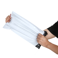 Enveloppes postales blanches en poly à bas quantité minimale de commande sacs d'emballage postaux en plastique d'expédition postale de courrier personnalisé pour la livraison