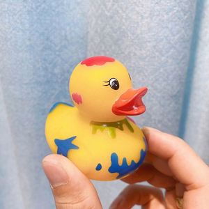 Nouveau jouet de bain pour enfants, petit canard jaune avec graffitis créatifs, jouet aquatique sonore à presser en vinyle, fabriqué en plastique durable - Product Image 2