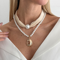 Collier ras du cou élégant pour femme avec pendentif creux en flanelle et perles d'imitation, accessoires de mode pour soirée