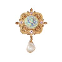 Broche vintage baroque en alliage avec camée, perle et strass, idéale pour mariage, fête ou cadeau