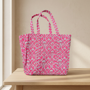 Sac fourre-tout en coton matelassé imprimé à la main en Inde, sac à bandoulière rose vif à motif floral en treillis pour femmes, vente en gros - Product Image 1