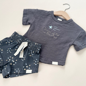 Set di Pantaloncini Organici per Ragazzi, Completo Casual per Bambini, Outfit in Cotone Personalizzato con Magliette e Pantaloncini, Abbigliamento Sostenibile per Bambini - Product Image 5
