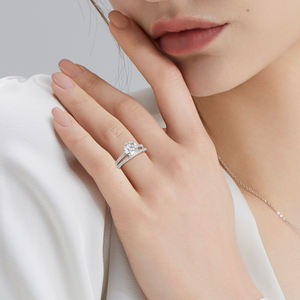 Juego de Joyería Nupcial de Moissanita de 2 Quilates, Anillo de Compromiso y Alianza de Boda en Plata de Ley 925 con Talla VVS1 para Mujer - Product Image 2