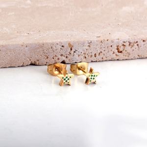 Nouveautés : Boucles d'oreilles clous en acier inoxydable plaqué or 18 carats pour femmes, bijoux fantaisie en gros, boucles d'oreilles clous émaillées à motif écossais - Product Image 5