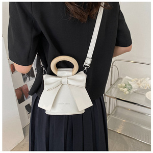 <span class=keywords><strong>Sac</strong></span> à main en <span class=keywords><strong>cuir</strong></span> grossiste poignée en bois nœud décoré dames <span class=keywords><strong>sac</strong></span> de créateur femmes - Product Image 2