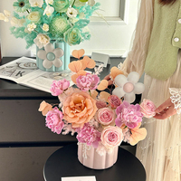 Arrangement floral tridimensionnel mignon de style coréen, avec un joli seau à collation et des petites boîtes en papier rondes, pour une composition florale artistique et une ambiance douillette