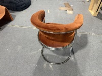 Fauteuil de salle à manger en velours caramel, structure en métal chromé, chaise d'appoint à dossier incurvé de style mid-century pour salle à manger ou bureau