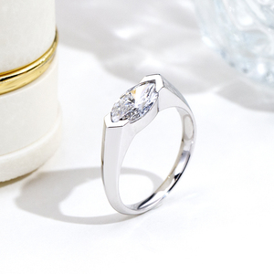 แหวนเพชรเมอร์ควิสทรงเหลี่ยม 18k รุ่น MSR-2153 จาก Messi Jewelry แหวนหมั้นเพชรเลี้ยงในห้องปฏิบัติการ - Product Image 1