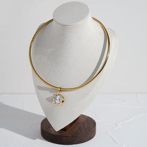 قلادات لينسي بالجملة مطلية بالذهب عيار 18 قيراط، تصميم بسيط وعصري، مقاومة للماء، مصنوعة من الفولاذ المقاوم للصدأ مع قلادة بيضاوية من الزركون - Product Image 2