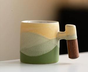 แก้วชาเซรามิกพร้อมหูจับไม้ แก้วกาแฟเคลือบเงา แก้วน้ำเพ้นท์ลายด้วยมือ สำหรับใช้ในบ้าน สำนักงาน หรือเป็นของขวัญ - Product Image 2