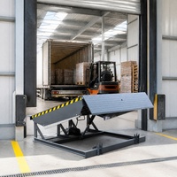 Rampe de chargement pour camions avec tige de maintenance pour centre de distribution logistique