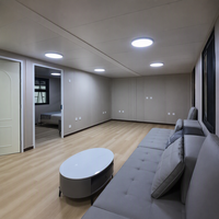 Studio préfabriqué moderne pour jardin avec terrasse à persiennes et porte vitrée, idéal pour fermes, complexes hôteliers et locations de vacances