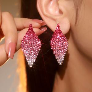 ต่างหูรูปทรงเรขาคณิตแบบสี่เหลี่ยมขนมเปียกปูนประดับคริสตัลหรูหราสีชมพูสำหรับผู้หญิง ทำจากสแตนเลสสตีลฝังไมโคร - Product Image 1