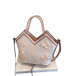 Bolso bandolera para mujer, tendencia 2026, con rayas arcoíris y contraste de color, en poliéster trenzado tipo paja, ideal para las vacaciones. - Product Image 1