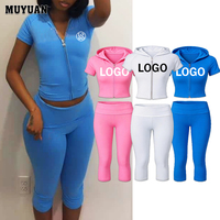 Ensemble de yoga Capri personnalisé en petite série avec logo en strass, comprenant une veste zippée à capuche et un legging Capri à taille repliable, tenue de sport d'été OEM