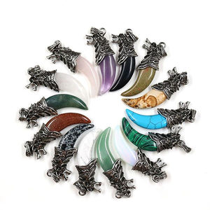 Collana con ciondolo a forma di dente di lupo con ciondolo intagliato in pietra di cristallo naturale all'ingrosso di gioielli di moda - Product Image 1