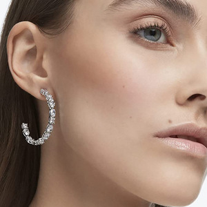 Orecchini a Cerchio con Accenti Multiformi, Gioielli Eleganti per Donne, Accessorio per Feste e Occasioni - Product Image 4