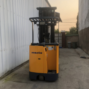รถยกไฟฟ้าแบบยืนขับ Komatsu สำหรับคลังสินค้า  แบบ 3 ทาง  รับน้ำหนัก 1 ตัน 1.5 ตัน  พร้อมความสูงยก 3 ม. 4 ม. 5 ม. 6 ม. 7 ม. 10 ม. - Product Image 5