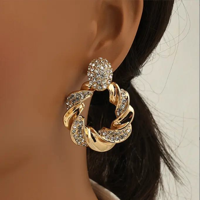 नई अनियमित धातु सोने स्फटिक लटकना ड्रॉप कान की बाली उच्च-गुणवत्ता फैशन क्रिस्टल गहने सामान महिलाओं के लिए थोक