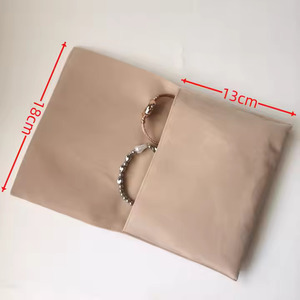 Piccoli orecchini <span class=keywords><strong>in</strong></span> <span class=keywords><strong>tessuto</strong></span> scamosciato Ultra Fine <span class=keywords><strong>in</strong></span> fibra borsa per gioielli con rossetto nero regalo cosmetici <span class=keywords><strong>in</strong></span> velluto con Logo personalizzato - Product Image 5