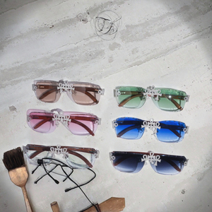 Lunettes de soleil rectangulaires unisexes promotionnelles sans monture, verres polarisés UV400, personnalisables avec cristaux Ankh et diamants Moissanite - Product Image 1