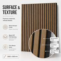 Panneau mural acoustique MORLENX en MDF couleur chêne ambré avec lattes, dos en feutre insonorisant pour réception d'hôtel
