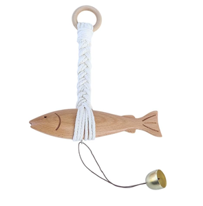 Campanilla de puerta moderna de madera maciza con diseño de pez tallado y grabado realista, ecológica, decorativa para colgar en la pared, regalo para entrada. - Product Image 1