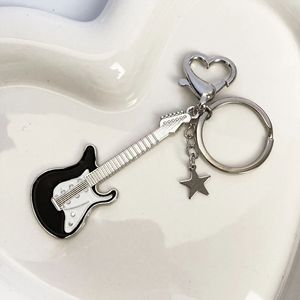 Llavero de guitarra eléctrica y bajo estilo Y2K Spicy Girl, colgante para bolso retro americano de nicho, estilo <span class=keywords><strong>dulce</strong></span> y cool del <span class=keywords><strong>milenio</strong></span> - Product Image 2