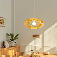 Lustre en bois vintage avec éclairage LED suspendu pour usage commercial dans les salons de thé et les restaurants avec abat-jour en bambou tressé