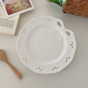 Assiette de table en céramique <span class=keywords><strong>blanche</strong></span> avec bordure ajourée en dentelle en relief, assiette décorative en <span class=keywords><strong>porcelaine</strong></span> pour mariage, anniversaire, vaisselle de table, vente en gros - Product Image 2