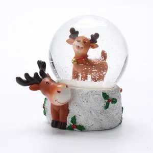 Statue de cerf de Noël en résine sur mesure en cristal de boule à neige