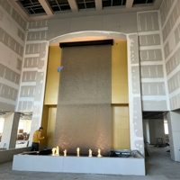 Fontaine murale intérieure moderne en maille métallique mobile sur mesure avec cascade en acier inoxydable et techniques de verre
