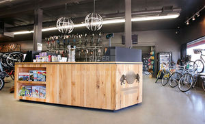 Exhibidores de Pared para Tienda de Bicicletas Modernas, Exhibidores de Jerseys, <span class=keywords><strong>Cascos</strong></span>, Zapatos de Ciclismo, Muebles de Exhibición para Venta al por Menor, Ideas de Diseño de Interiores para Tiendas de Ciclismo - Product Image 5