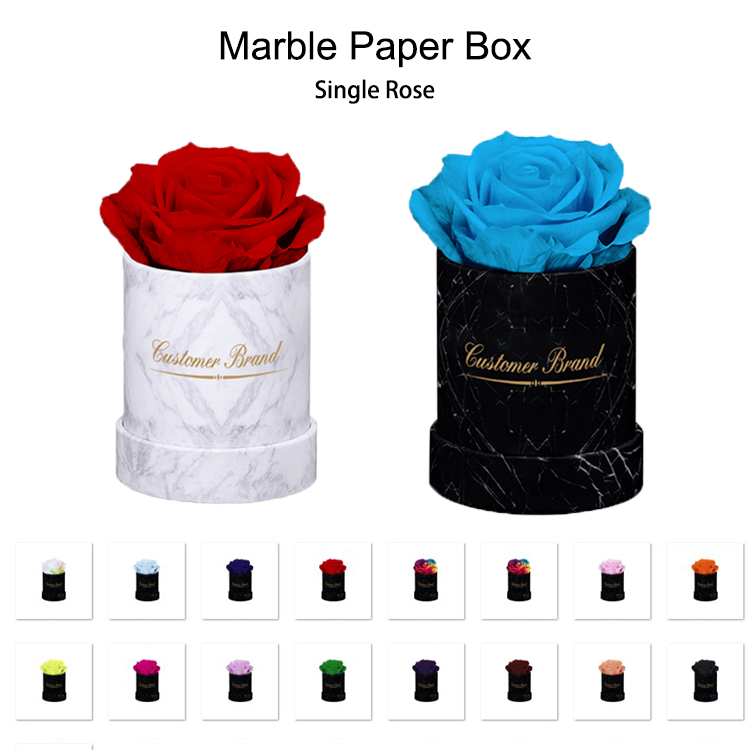 Rose unique dans une boîte en marbre