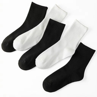 Chaussettes de sport en coton tricotées unies antidérapantes et absorbantes pour hommes, collection automne-hiver, coloris noir et blanc, modèle jeune et très vendu