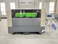 Machine de découpe laser à fibre fermée 2KW 3KW 6KW1390 1610 1313 1530-Découpe à grande vitesse pour l'aluminium et l'acier au carbone