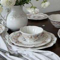 Service de vaisselle en céramique de style victorien de luxe, avec décor floral en dentelle rétro française, pour la maison, les événements et les mariages.