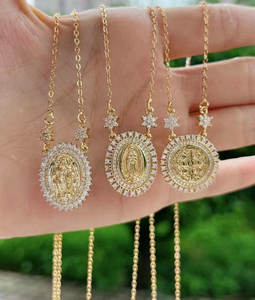 धार्मिक आभूषण वर्जिन मैरी/सैन बेनिटो ज़िरकोनिया आकर्षण हार सोना मढ़वाया आभूषण - Product Image 2