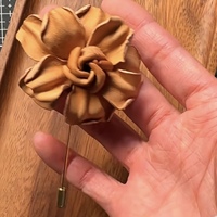 Broche en cuir pleine fleur véritable faite à la main, motif rose 3D en forme de cœur - Objet d'art de collection pour vêtements, mariage chinois
