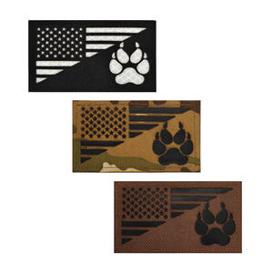 Badge pour chien en résine écologique, motif drapeau américain, avec paillettes réfléchissantes infrarouges, motif griffe en tissu, multicolore, support auto-agrippant en option - Product Image 1