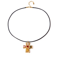 Collier pour femme en or 18 carats, style européen-américain, avec chaîne torsadée et pendentif croix martelé en zircon coloré